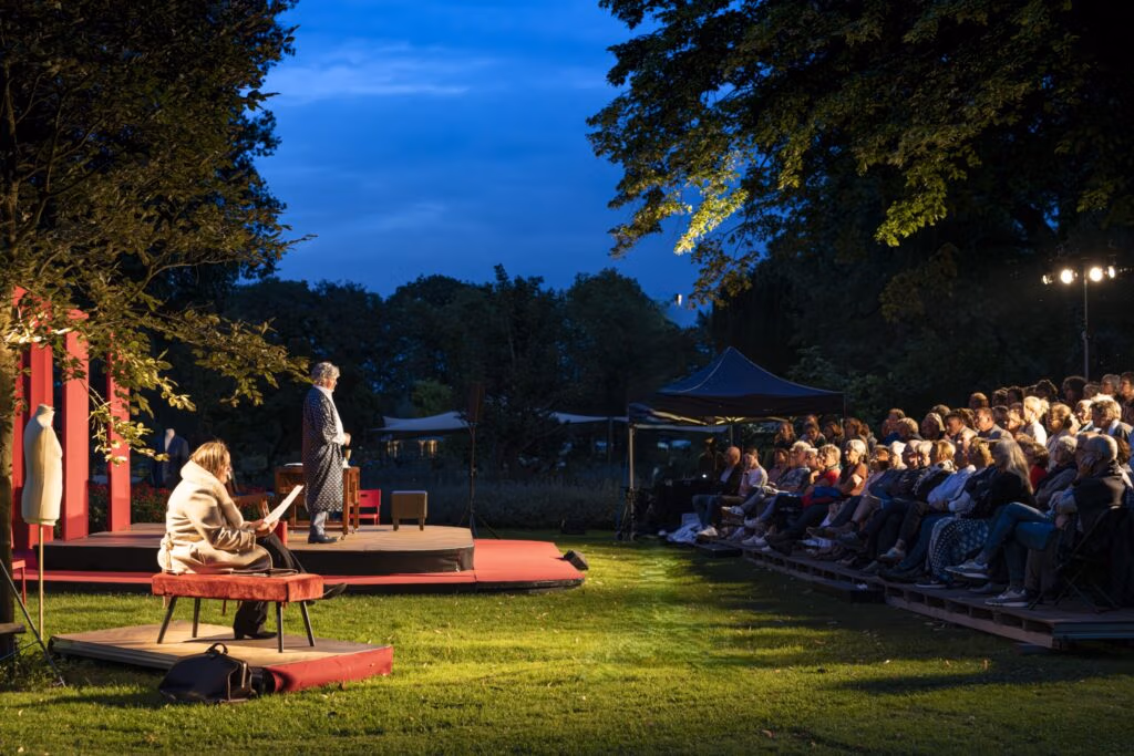 Theatergroep Smeedwerk terug op Middachten met Koningsdrama ‘IK, EEN HELD’