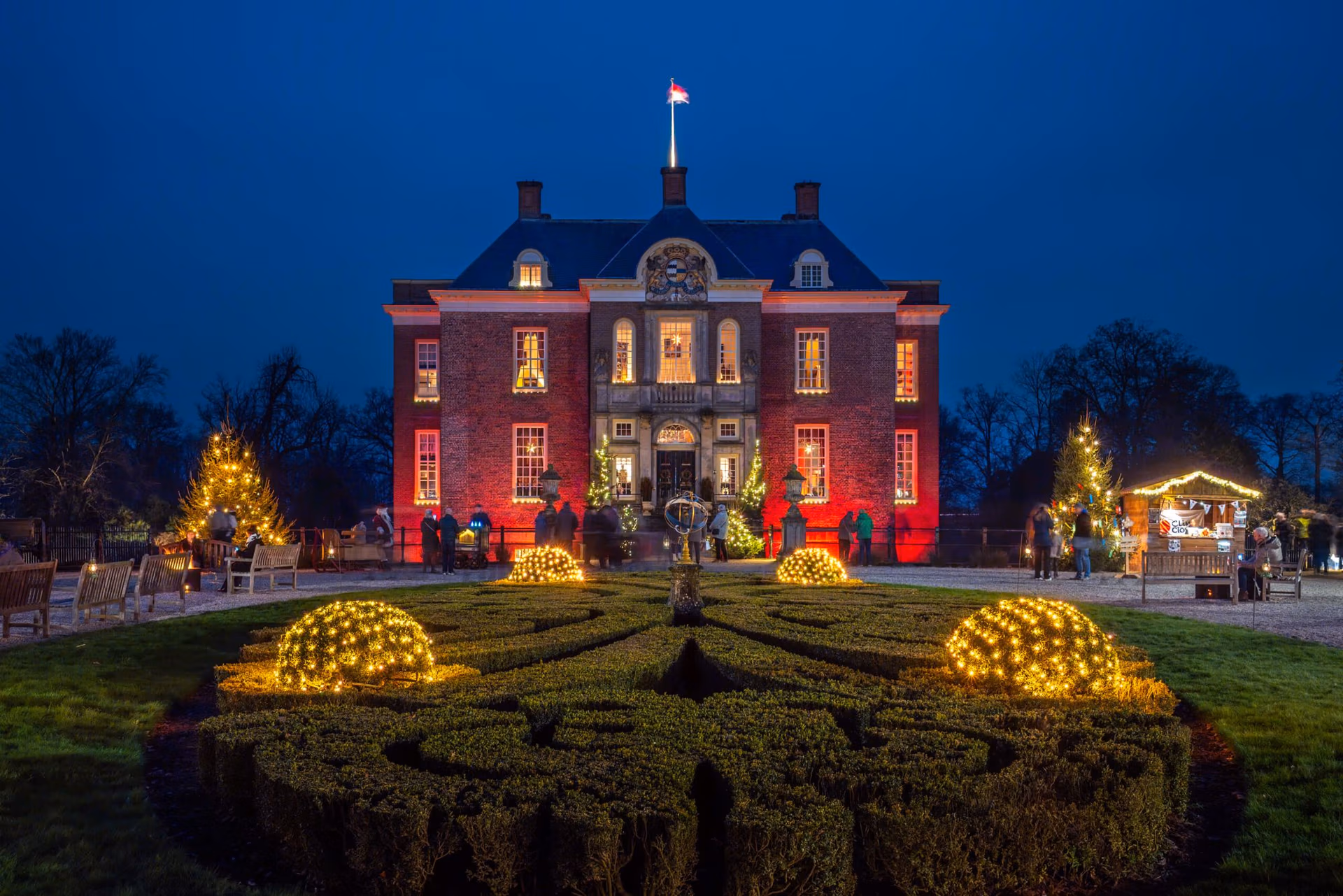 Verlicht kasteel Middachten tijdens de kerstopenstelling