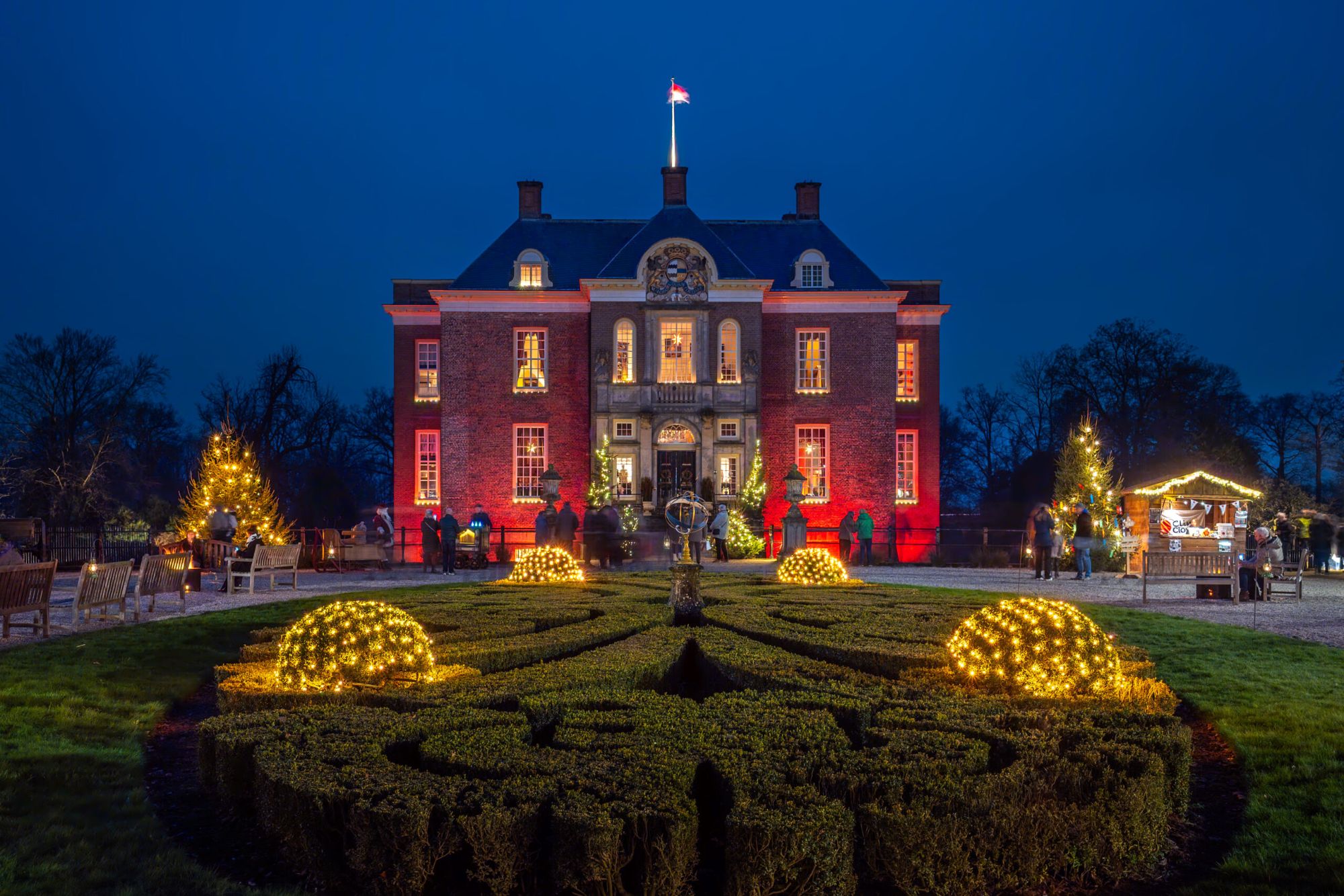 Verlicht kasteel Middachten tijdens de kerstopenstelling